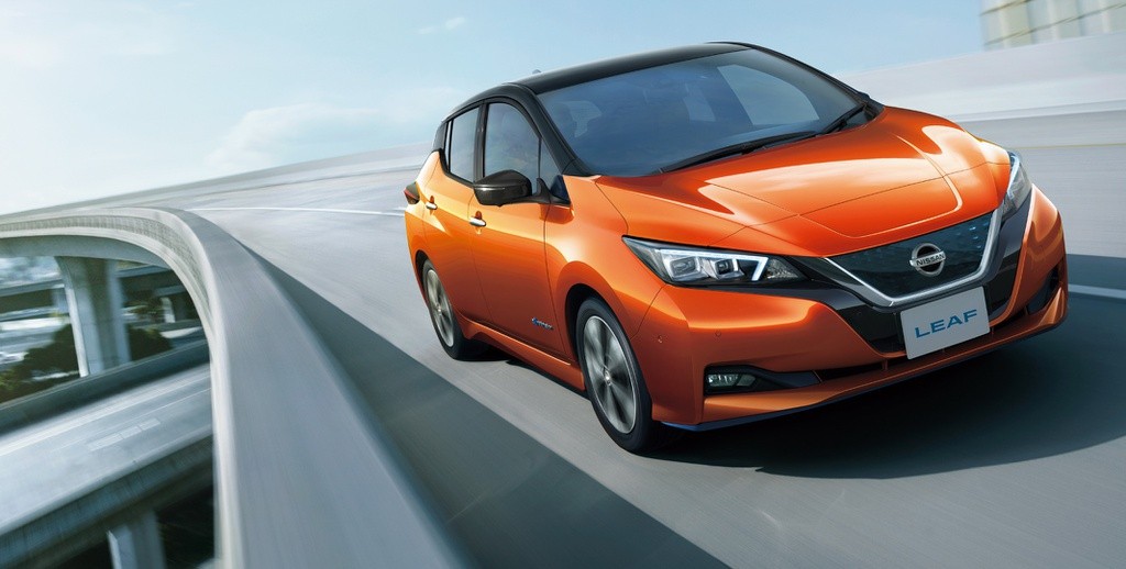 Nissan Leaf màu trắng, một lựa chọn đáng giá trong bảng xếp hạng xe ô tô điện phổ thông với mức giá phải chăng.