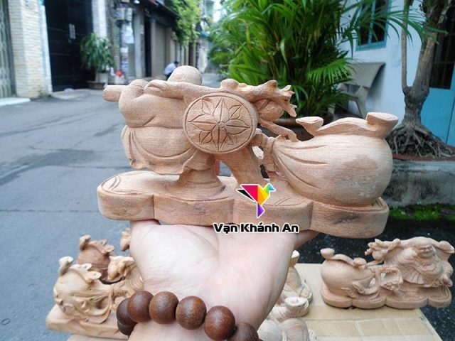 tượng di lặc để xe ô tô gỗ xá xị được chế tác thủ công