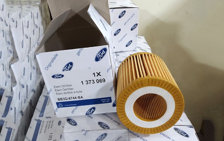 Kiểm tra lọc nhớt động cơ, minh họa cho việc bảo dưỡng định kỳ giúp tối ưu giá xe ô tô Ford Ranger về lâu dài