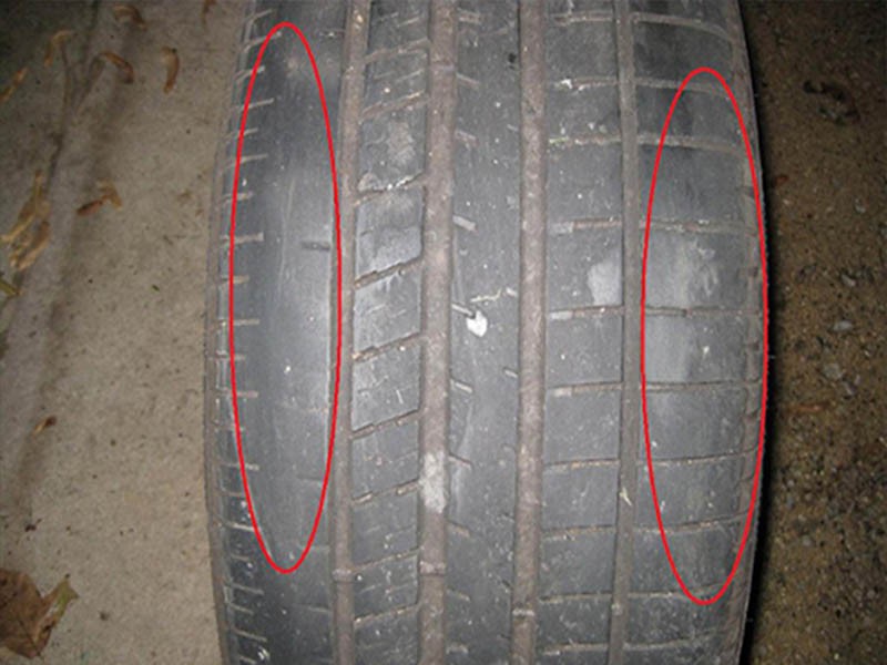 Lốp xe mòn không đều trên Toyota Highlander, có thể liên quan đến hệ thống treo và ảnh hưởng đến giá xe.