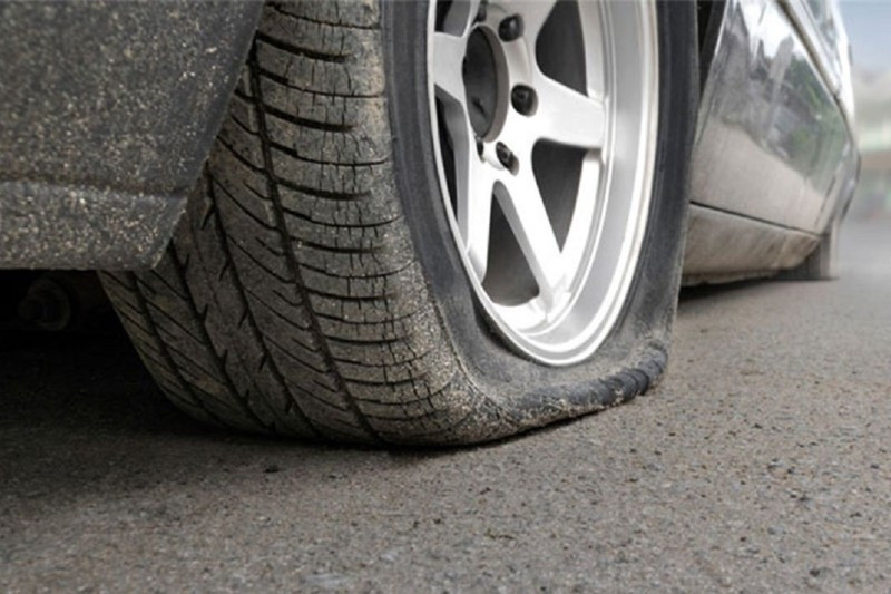 Chi phí thay mới lốp xe ô tô khi lốp bị hư hỏng nghiêm trọng không thể sửa chữa được.