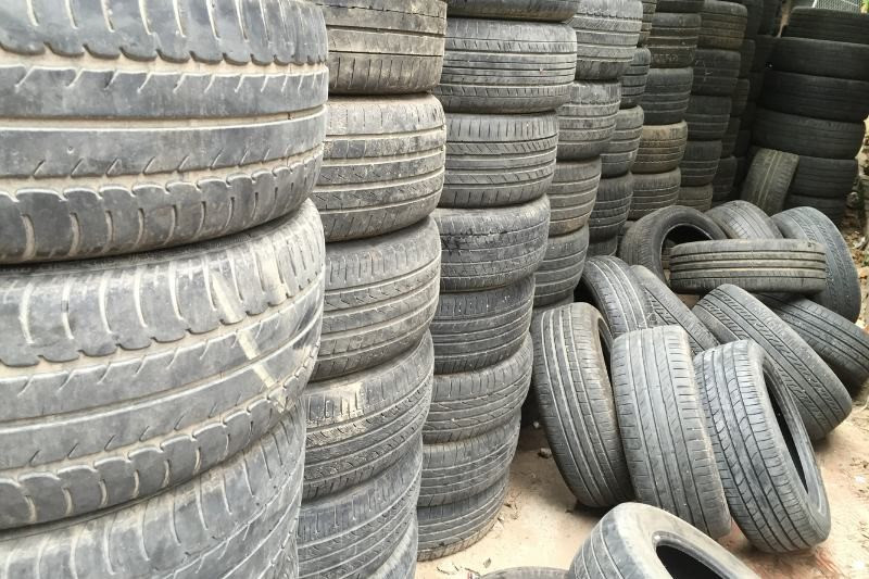 Chi phí lốp xe ô tô tăng do ảnh hưởng của việc di chuyển trên địa hình khó khăn.