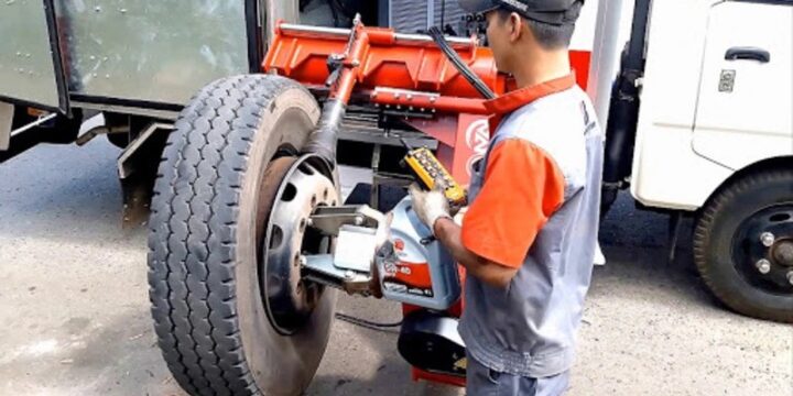 Tài xế chuẩn bị sửa xe ô tô tải, đảm bảo an toàn bằng cách chặn bánh và kéo phanh tay