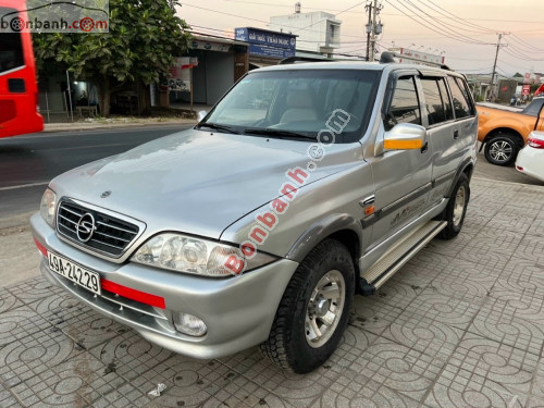 Nội thất SsangYong Musso nhập khẩu cũ với vô lăng và bảng điều khiển trung tâm