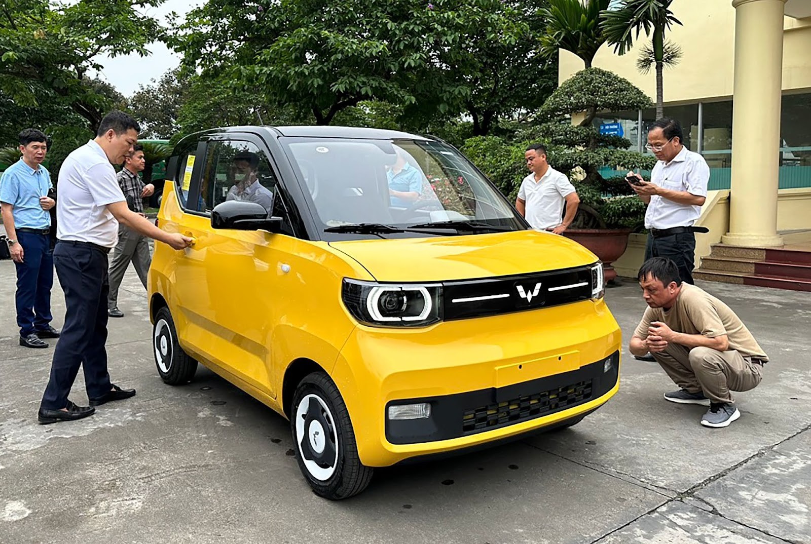 Kiểm tra hồ sơ đăng kiểm phương tiện để đảm bảo xe ô tô điện có được lưu thông hợp pháp trên các tuyến đường giao thông.