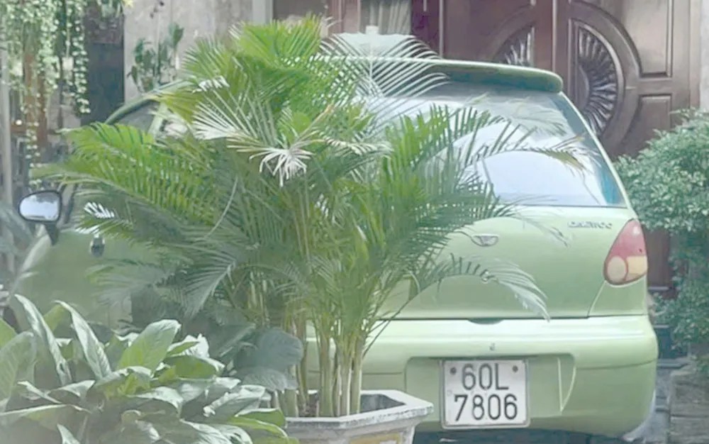 Chiếc xe ô tô độc lạ đã được hạ xuống và đỗ gọn gàng trong sân nhà