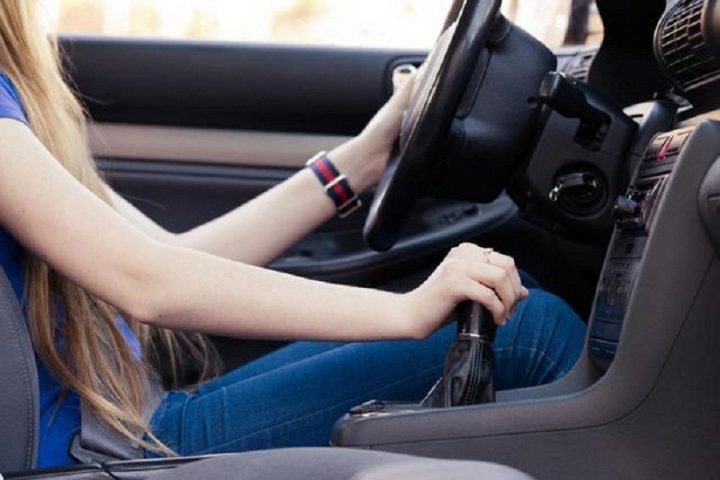 Kinh nghiệm tự học lái xe ô tô: Thói quen đặt chân lên phanh khi không ga để đảm bảo an toàn