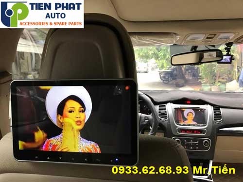 Chi tiết màn hình xe ô tô ghế sau, hiển thị giao diện thân thiện và sắc nét