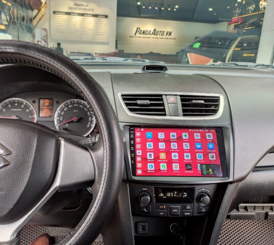 Màn hình Android ô tô tích hợp trên xe Suzuki Swift, hiển thị bản đồ hoặc giao diện giải trí.