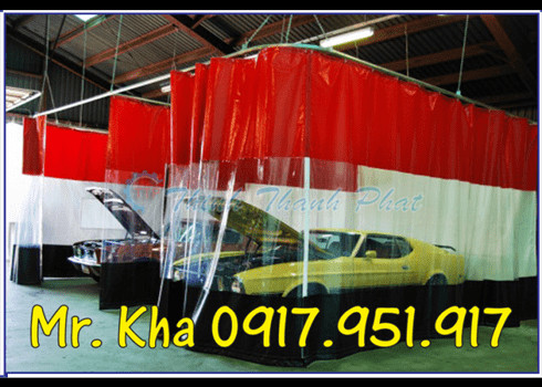 Cận cảnh chi tiết tấm màn nhựa PVC khổ lớn tại khu vực rửa xe ô tô