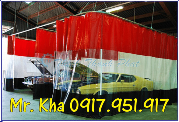 Màn nhựa PVC dạng kéo xếp tạo không gian riêng biệt cho khu vực rửa xe ô tô