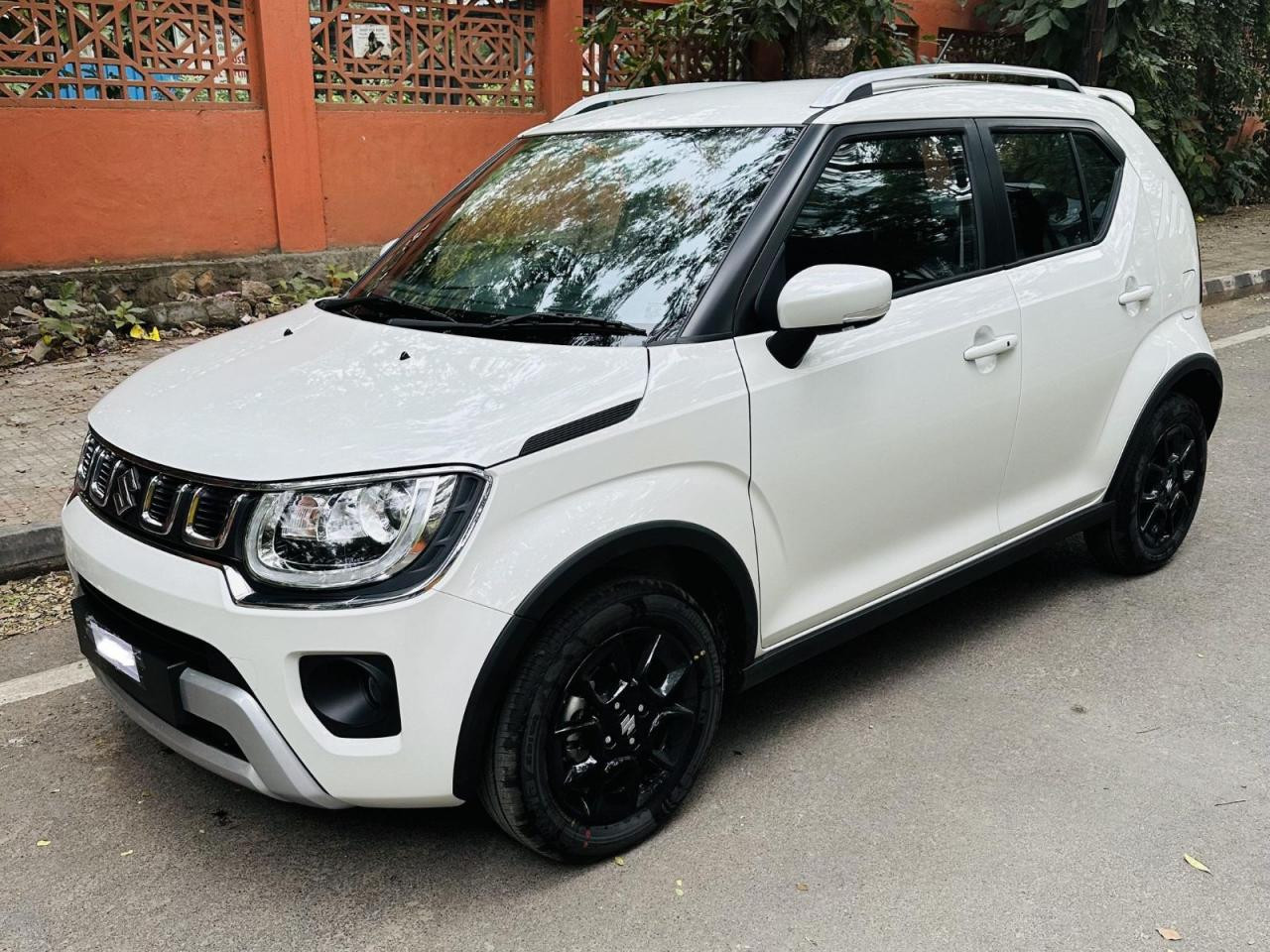 Xe ô tô Maruti Suzuki Ignis màu cam nổi bật, thiết kế cá tính với đèn LED ban ngày.