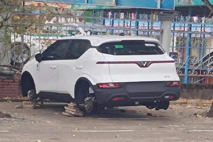 Hiện trường chiếc xe ô tô bị gỡ mất bánh, dấu hiệu của một vụ trộm xe