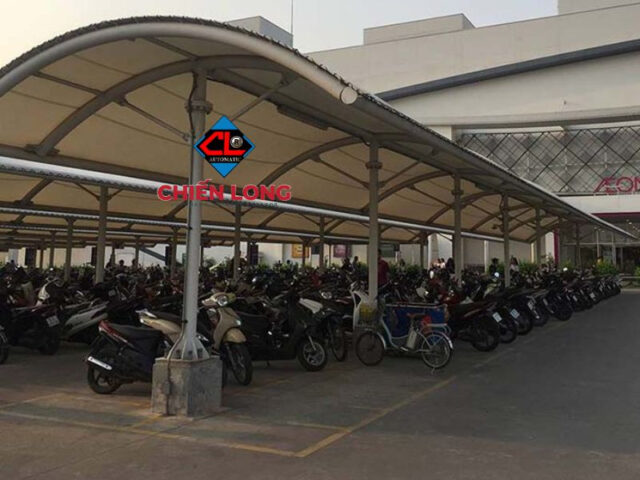 Thiết kế mái che ô tô vòm hiện đại, sử dụng vật liệu nhẹ và khung thép sơn tĩnh điện, đảm bảo độ bền và tính thẩm mỹ cao cho khu vực đậu xe.