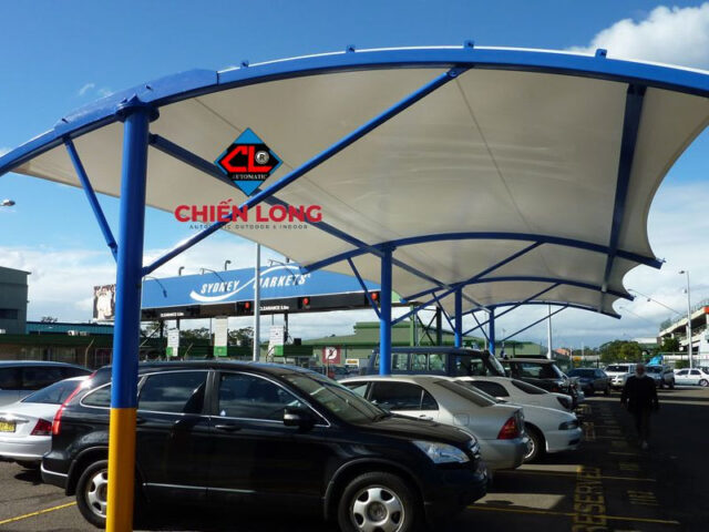 Thiết kế mái che nhà xe ô tô vòm hiện đại với khả năng chịu lực tốt, bảo vệ xe bền vững qua mọi điều kiện thời tiết.