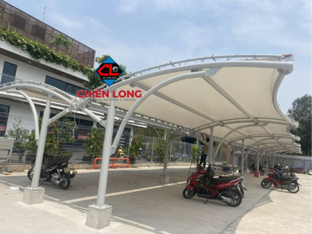 Mái che ô tô vòm hiện đại, sử dụng vật liệu chống tia UV và chịu nhiệt, bảo vệ xe hiệu quả dưới mọi điều kiện thời tiết khắc nghiệt.