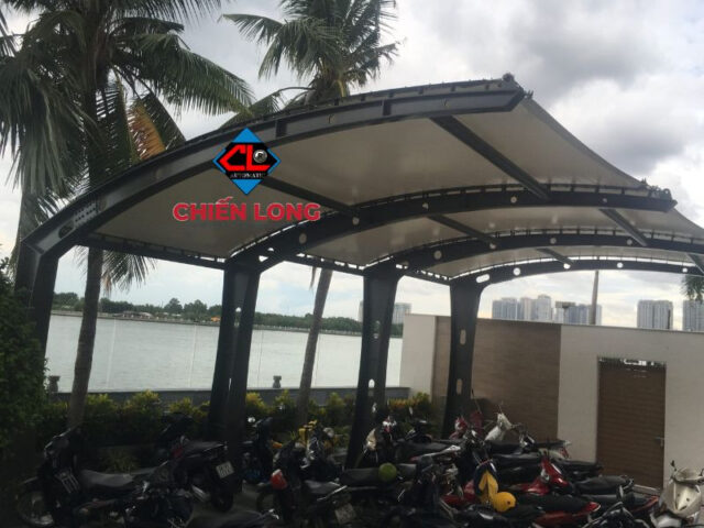 Mái che nhà xe ô tô vòm với khung thép mạ kẽm chắc chắn, đảm bảo độ bền và khả năng chống ăn mòn, tuổi thọ lâu dài.
