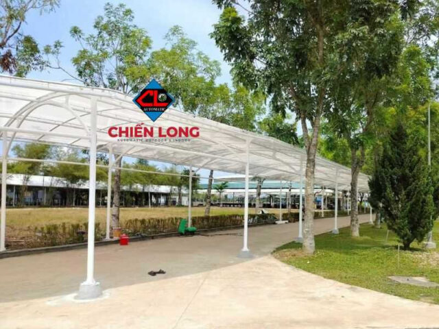 Mẫu mái che ô tô vòm tối giản, tập trung vào công năng che chắn và độ bền, phù hợp với phong cách kiến trúc hiện đại, thực dụng.