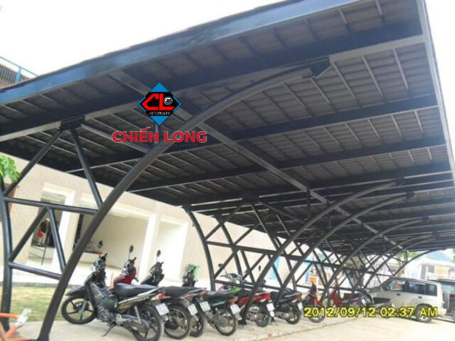 Mái che nhà xe ô tô vòm độc đáo với các đường cong mềm mại, tạo điểm nhấn nghệ thuật cho không gian đậu xe.