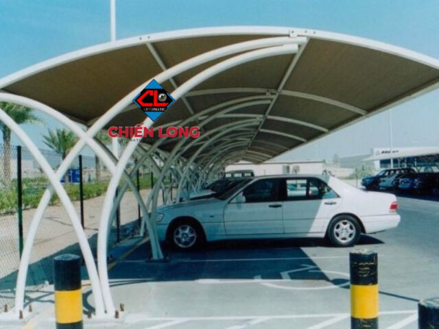 Mái che nhà xe ô tô vòm hiện đại, tích hợp công nghệ vật liệu tiên tiến, đảm bảo khả năng chống tia UV và cách nhiệt hiệu quả.