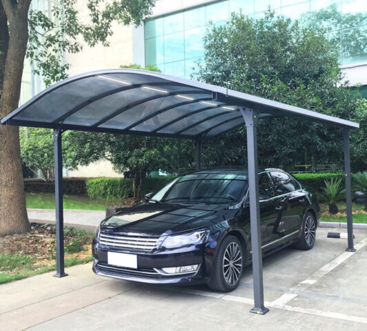 Nhà để xe ô tô cột sắt mái tôn hiện đại với thiết kế mở, tối ưu che chắn ngoài trời.