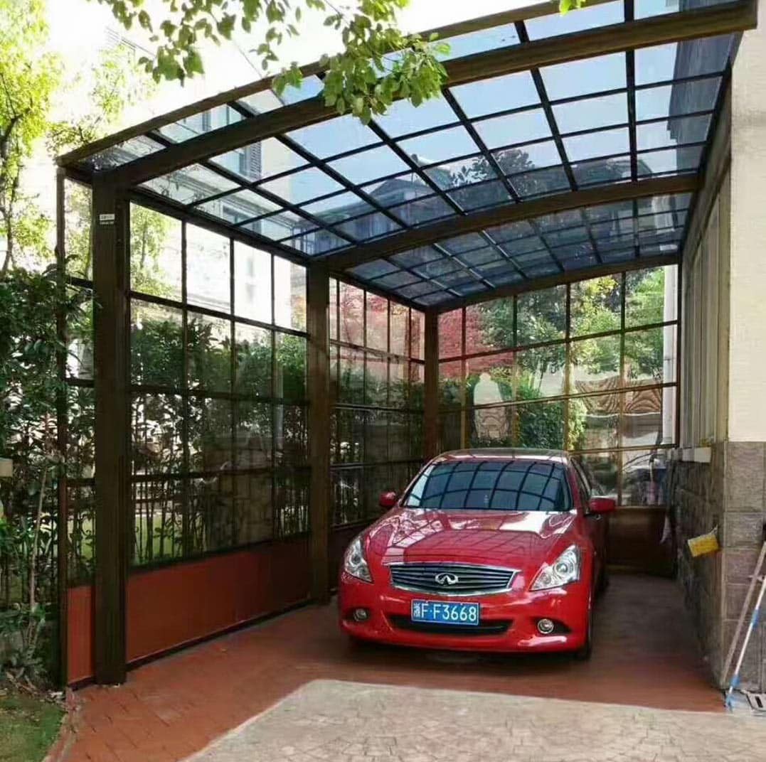 Mẫu nhà để xe ô tô ngoài trời với mái che lấy sáng bên hông nhà