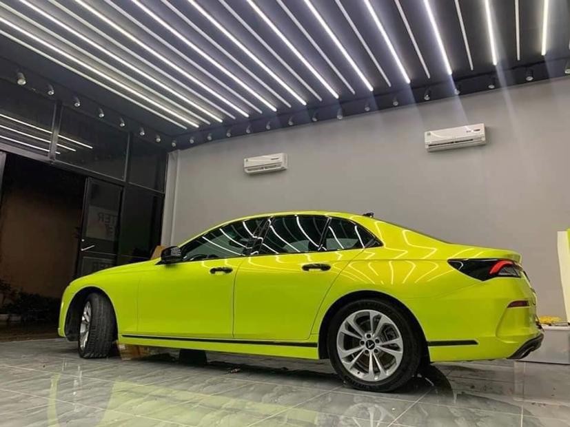 Chiếc VinFast Lux A2.0 màu xám bạc, thanh lịch và hiện đại