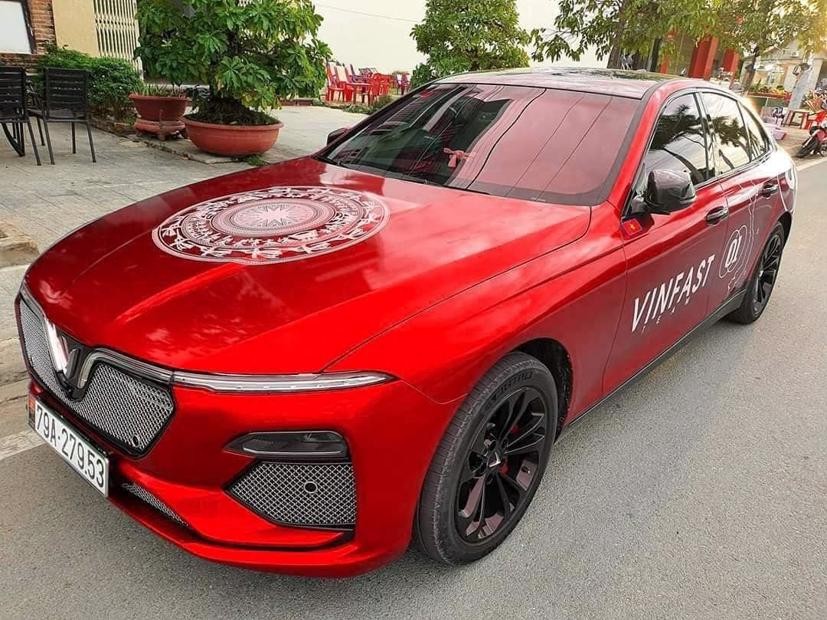 VinFast Lux SA2.0 màu xanh dương thể thao, mạnh mẽ
