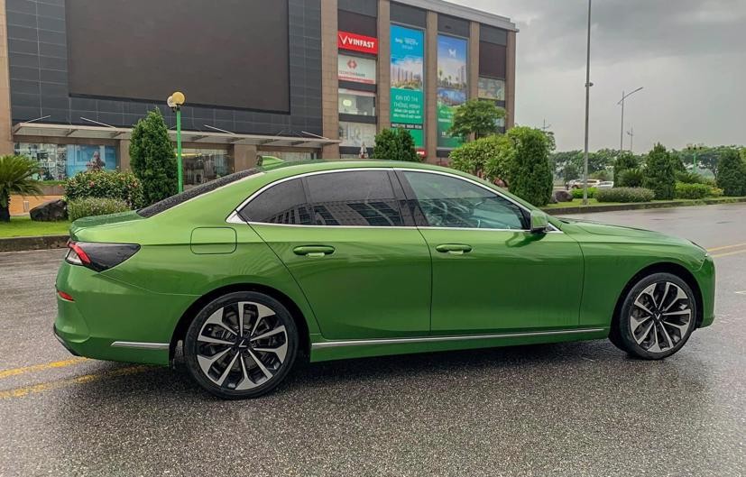 VinFast Lux A2.0 màu xám than sang trọng, đẳng cấp