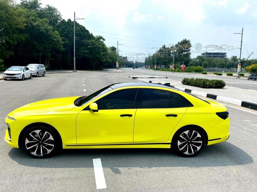 Chiếc VinFast Lux A2.0 màu xanh lá cây ánh kim hiện đại