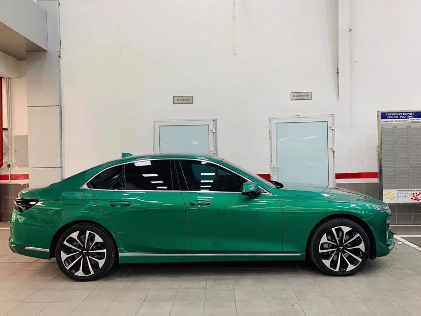 VinFast Lux SA2.0 màu vàng cát ấm áp, sang trọng