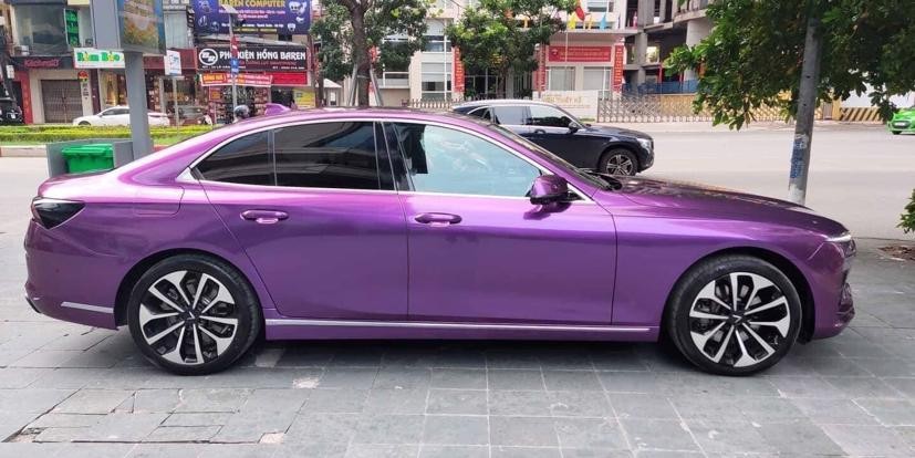 Chiếc VinFast Lux A2.0 màu tím than sang trọng dưới ánh nắng