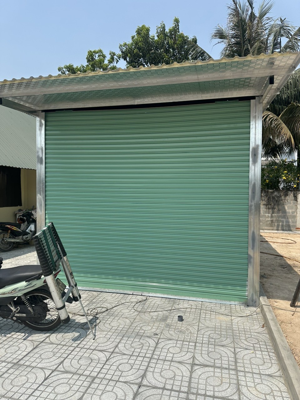 Mẫu cửa cuốn nhà xe ô tô đẹp, sang trọng với chất liệu tôn Đài Loan, kết hợp hoàn hảo với kiến trúc hiện đại của ngôi nhà.