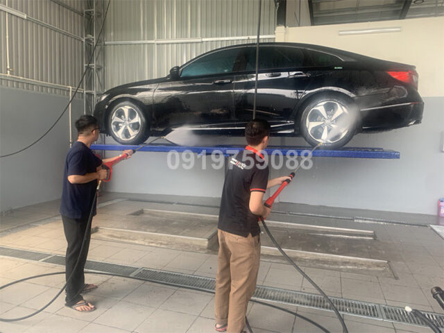 Nhân viên thực hiện dịch vụ rửa xe ô tô Sài Gòn với sự tỉ mỉ và chuyên nghiệp
