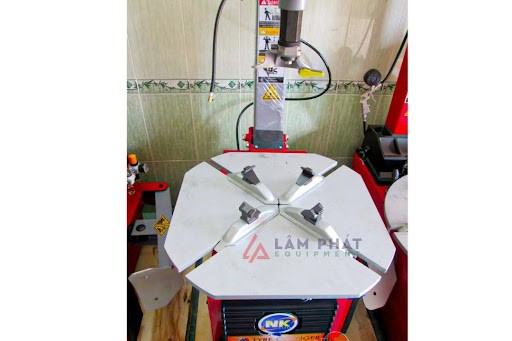 Cấu tạo và đặc điểm nổi bật của máy tháo vỏ NK NK520E hỗ trợ vỏ xe ô tô tải