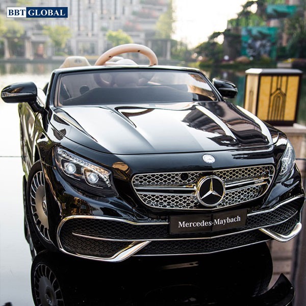 Cận cảnh chi tiết đèn và logo xe ô tô điện trẻ em Mercedes Maybach S650