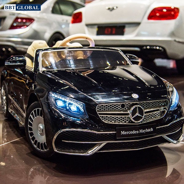 Hai bé trai thích thú bên chiếc xe ô tô điện trẻ em Mercedes Maybach S650