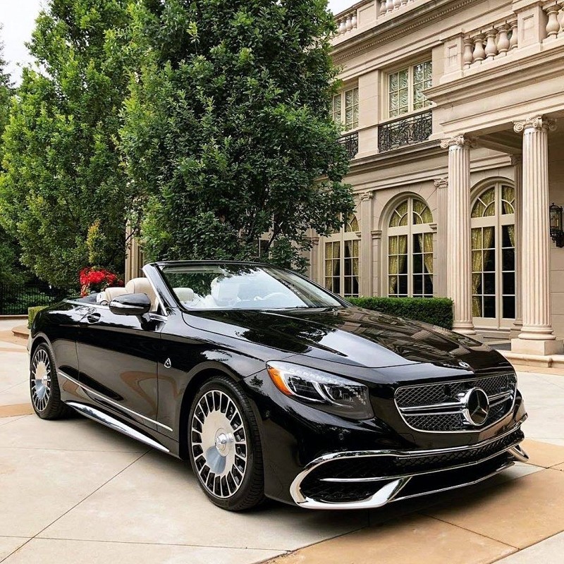 Bảng điều khiển và vô lăng của xe ô tô điện trẻ em Mercedes Maybach S650