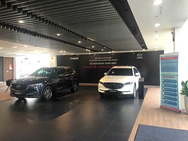 Không gian trưng bày xe sang trọng tại showroom xe ô tô Mazda Biên Hòa, với đa dạng các mẫu xe Mazda như Mazda3 và CX-5.