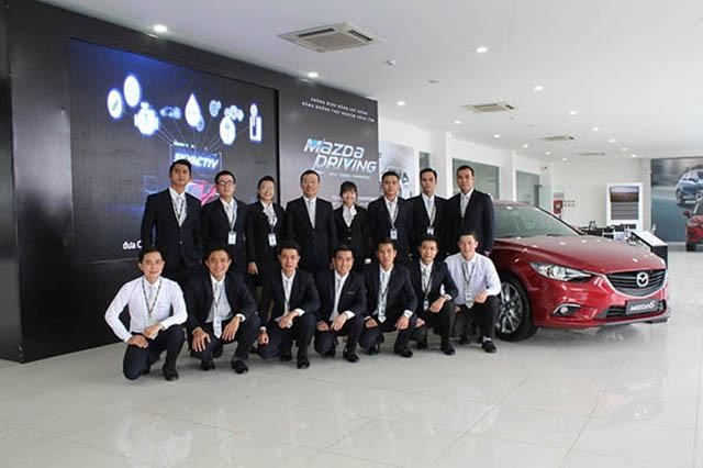 Dãy xe Mazda nổi bật tại khu trưng bày xe ô tô Mazda Biên Hòa, thể hiện sự đa dạng về mẫu mã và thiết kế KODO.