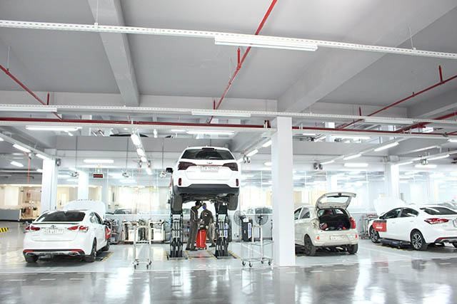 Khu vực dịch vụ sửa chữa hiện đại của đại lý xe ô tô Mazda Biên Hòa, với thiết bị tiên tiến và đội ngũ kỹ thuật viên chuyên nghiệp.