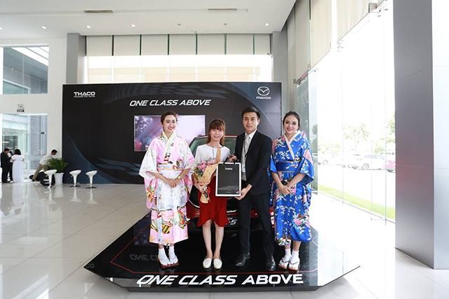 Khách hàng được tư vấn tận tình về các chính sách ưu đãi khi mua xe ô tô Mazda Biên Hòa.