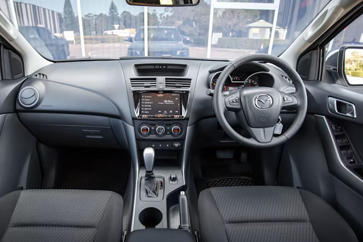 Nội thất Mazda BT-50 2021 rộng rãi nhưng tiện nghi cơ bản, so sánh với các đối thủ cùng phân khúc giá xe ô tô Mazda BT-50