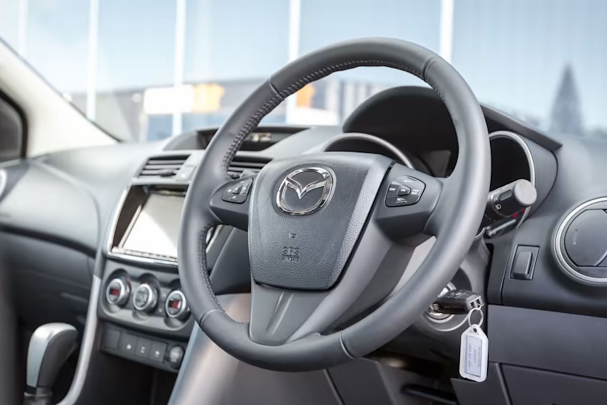 Khoang cabin Mazda BT-50 2021 với vô lăng bọc da và màn hình cảm ứng, đánh giá tiện nghi và mức giá xe ô tô Mazda BT-50