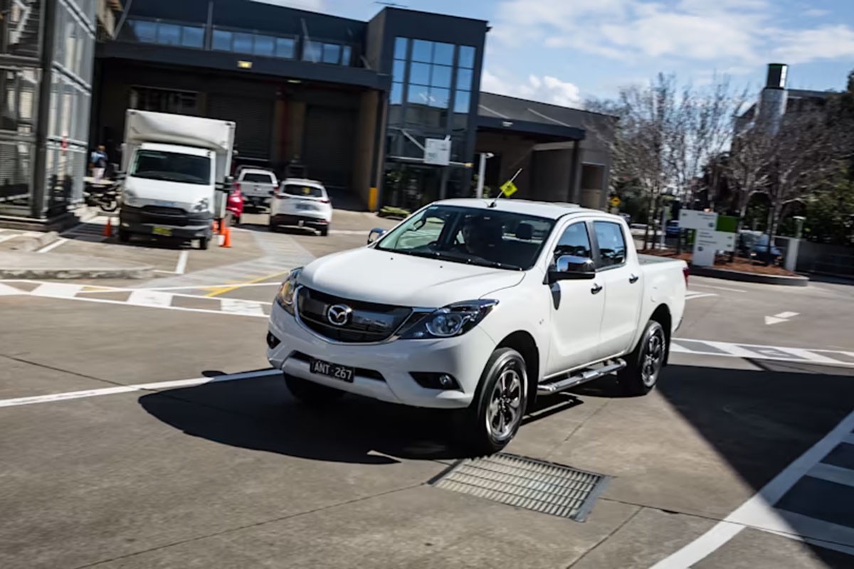 Hệ thống an toàn Mazda BT-50 2021 với nhiều túi khí và công nghệ hỗ trợ, yếu tố ảnh hưởng đến giá xe ô tô Mazda BT-50