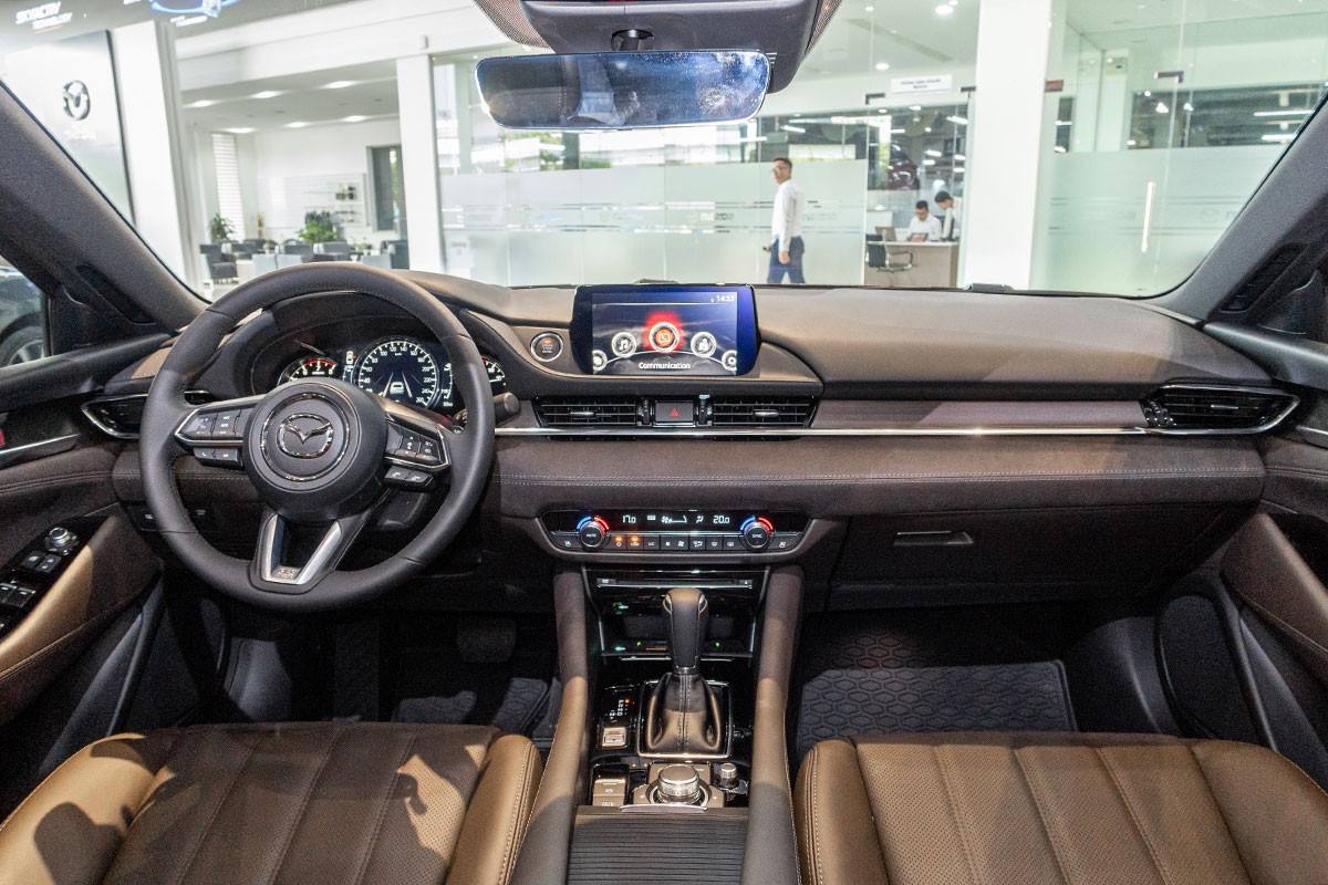 Nội thất sang trọng của xe ô tô Mazda 6, với không gian lái tinh tế và bảng điều khiển