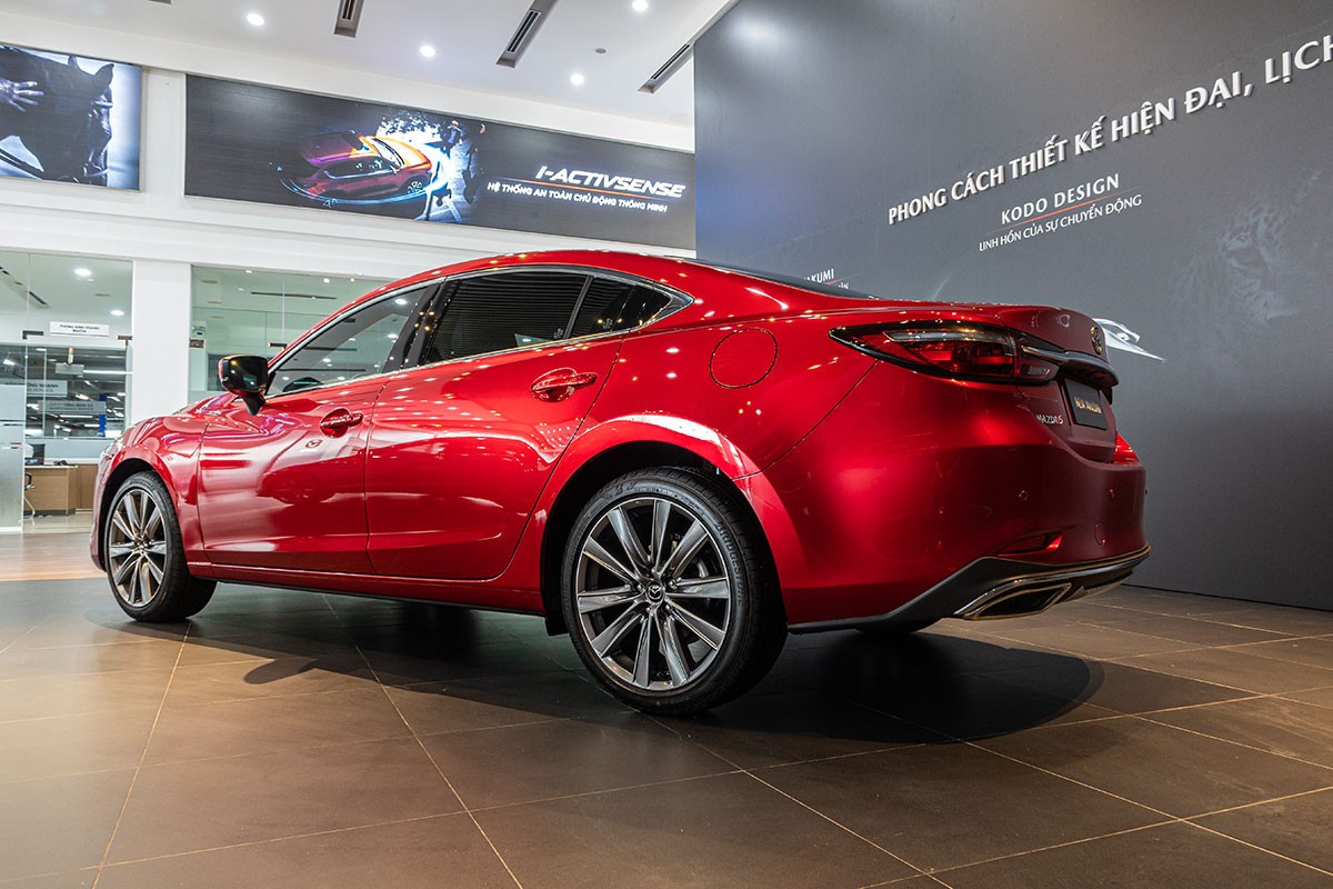 Hình ảnh đuôi xe ô tô Mazda 6 thể thao, nổi bật với cụm đèn hậu LED và ống xả kép
