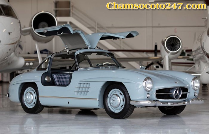 Mặt trước uy nghi của chiếc Mercedes-Benz 300SL Gullwing màu đỏ cổ điển.