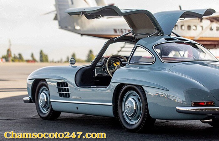 Cận cảnh nội thất da sang trọng của xe Mercedes-Benz 300SL Gullwing, biểu tượng xe cổ.