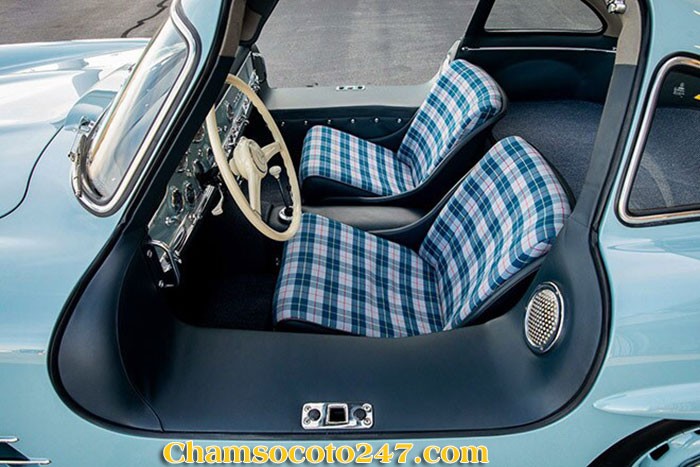 Phần đuôi xe Mercedes-Benz 300SL Gullwing với những đường cong quyến rũ.